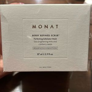 Monat Berry refine scrub